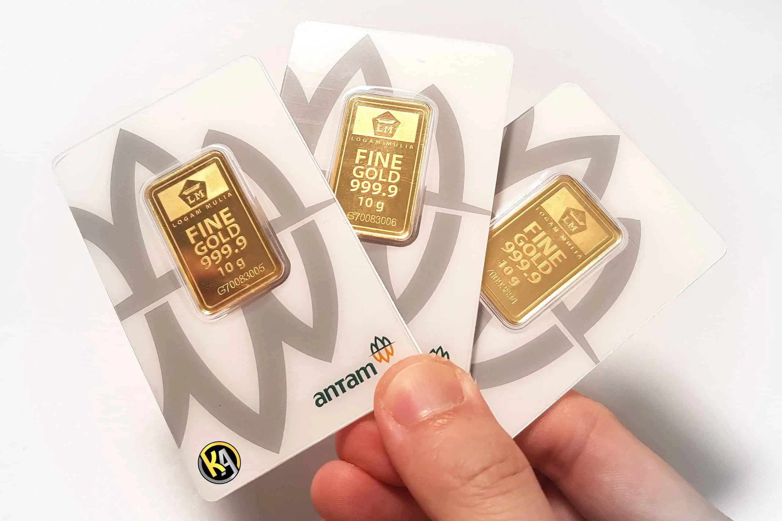 Harga Emas Antam Selasa ini Turun Rp15.000 per Gram